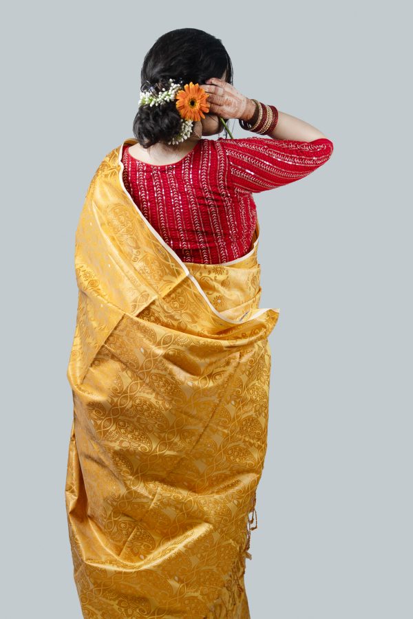 প্রিমিয়াম ডুয়াল-টোন মিনাকারী কাতান সিল্ক শাড়ি ।